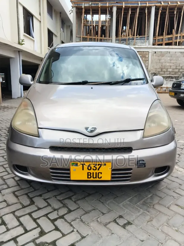 Toyota Fun Cargo 2004 Gold - 1