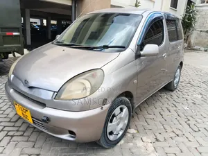 Toyota Fun Cargo 2004 Dhahabu