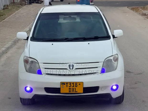 Toyota IST 2004 Nyeupe - 1