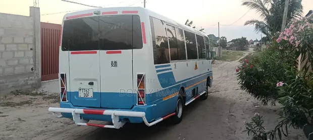 Nissan Civilian 2003 Nyeupe - 1