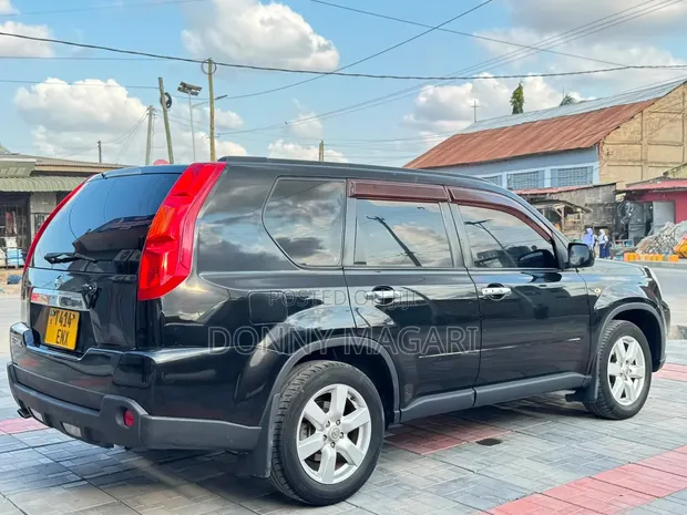 Nissan X-Trail 2010 Nyeusi - 1