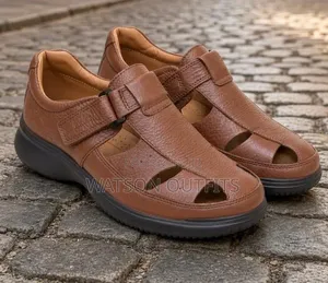 Sandali za Ngozi za Clarks kwa Wanaume - Klasiki na Imara