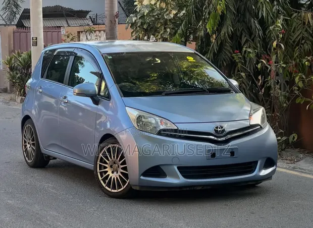 Toyota Ractis 2010 Silver - 1