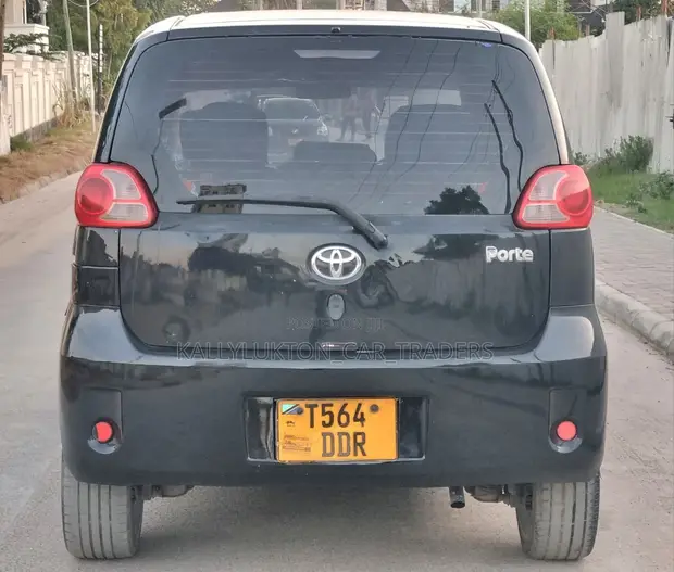 Toyota Porte 2004 Black - 1