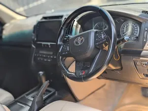 Toyota Land Cruiser VX V8 2018 Kijivu