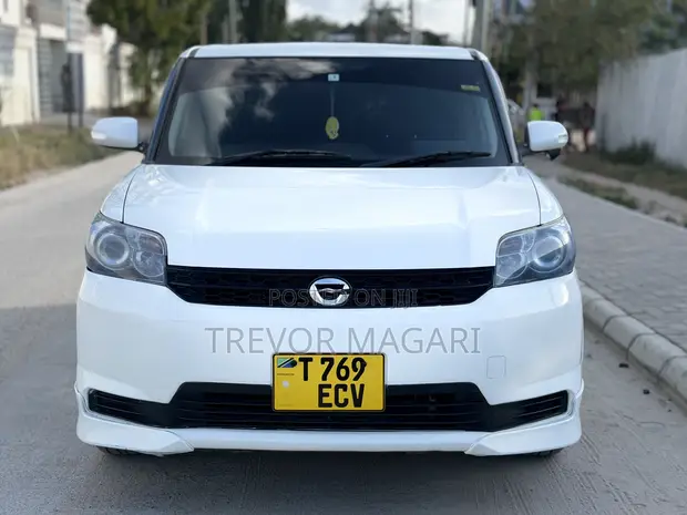 Toyota Corolla Rumion 2010 White - 1