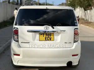 Toyota Corolla Rumion 2010 Nyeupe