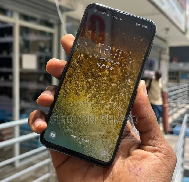 Samsung Galaxy S10e 128GB Black - 1