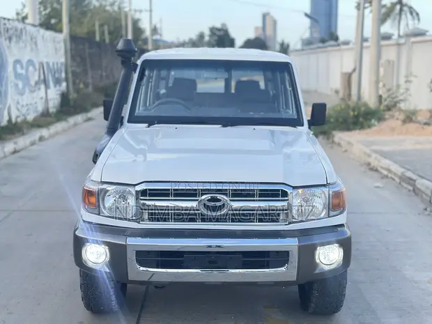 Toyota Land Cruiser 79 Series 2011 White - 1