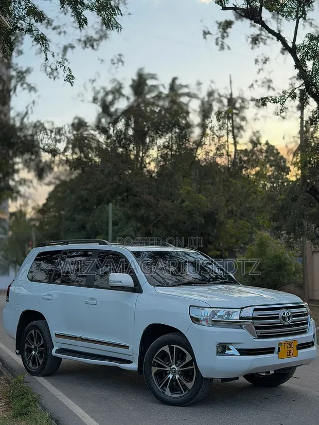 Toyota Land Cruiser 2015 Nyeupe - 1