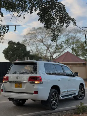 Toyota Land Cruiser 2015 Nyeupe