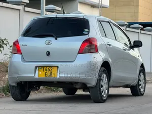 Toyota Vitz 2005 Nyeupe