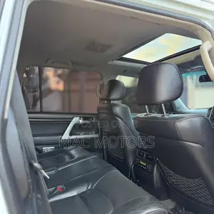 Toyota Land Cruiser 2014 Nyeupe