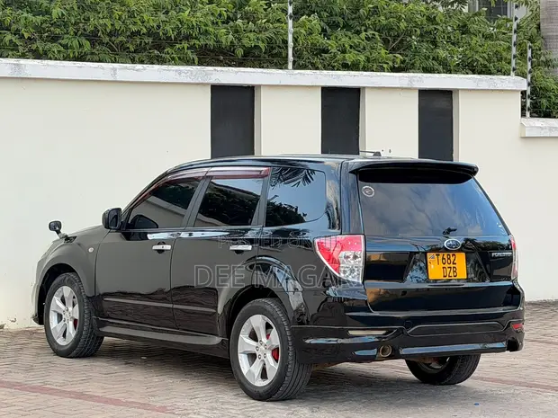Subaru Forester 2010 Nyeusi - 1