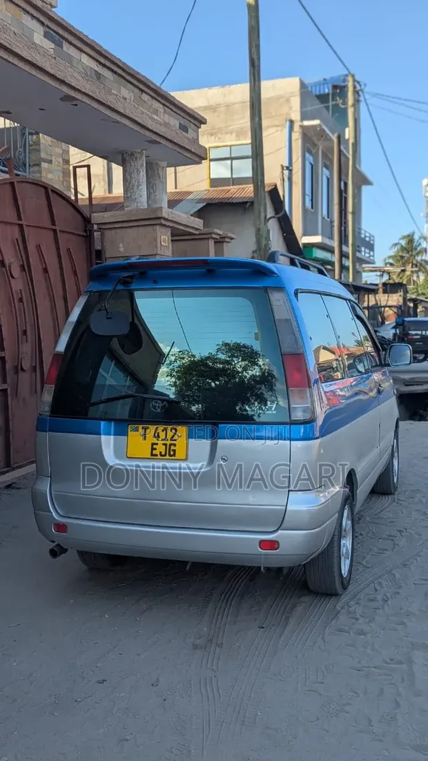 Toyota Noah 2.0 AWD (Viti 8) 2001 Bluu - 1
