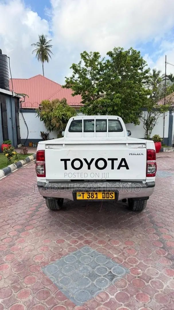 Toyota Hilux 2012 Single Cabin Pearl - 1