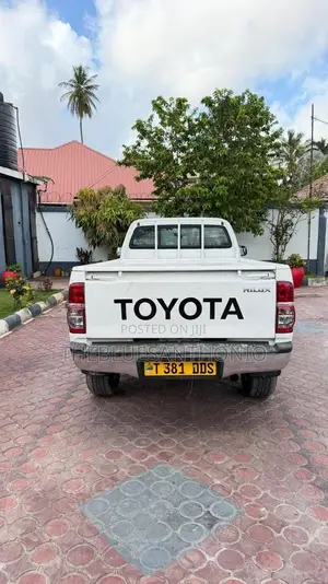 Toyota Hilux 2012 Single Cabin Pearl