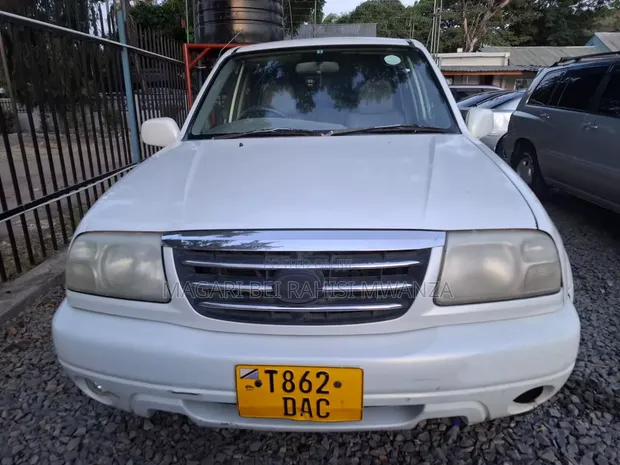 Suzuki Escudo 2002 Nyeupe - 1