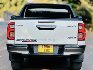 Toyota Hilux 2024 - Nyeupe