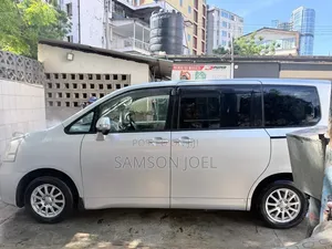 Toyota Noah 2010 Nyeupe