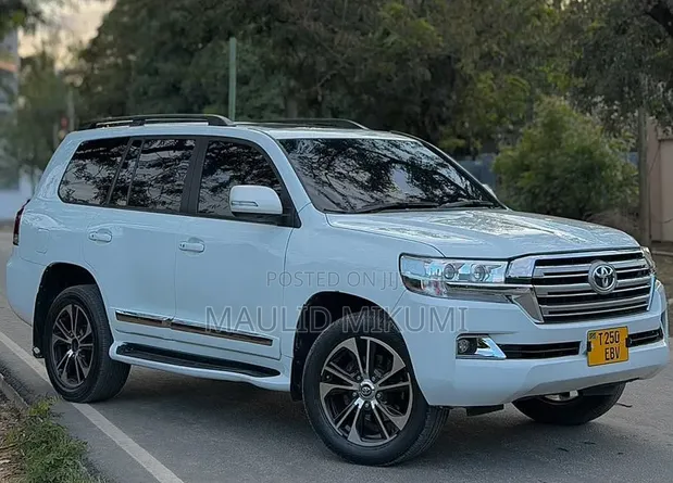Toyota Land Cruiser 2014 Nyeupe - 1