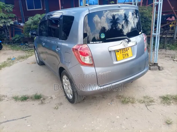 Toyota Ractis 1.3 FWD 2008 Kijivu - 1
