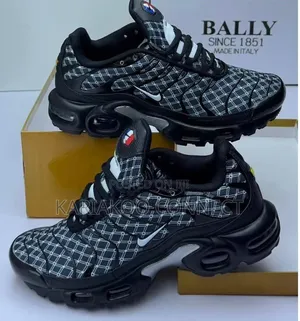 Nike Sneakers - Mpya Kabisa
