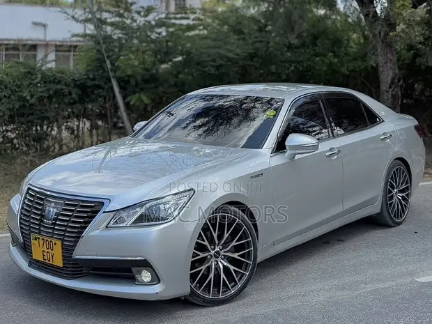 Toyota Crown Hybrid 2015 Silver - 1