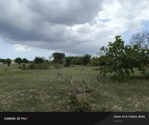 Shamba Linauzwa Fukayose, Karibu na Barabara Kuu - 1