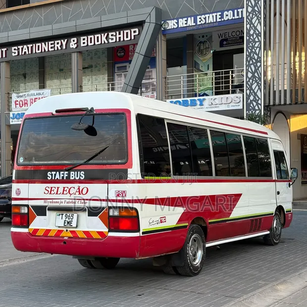 Toyota Coaster 2004 - Nyeupe - 1