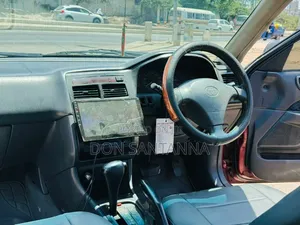 Toyota Carina 2000 Nyekundu