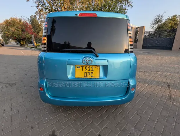 Toyota Sienta 2005 Blue - 1