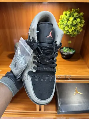 Nike Air Jordan 1 Low SE - Ukubwa 42