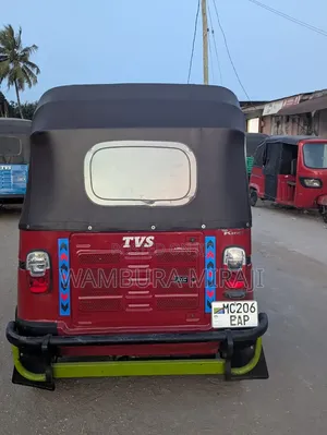 Bajaj Avenger 220 2025 Nyekundu