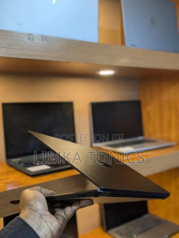 Microsoft Surface Laptop 3 - 8GB RAM, Intel Core i5, 256GB SSD - 1
