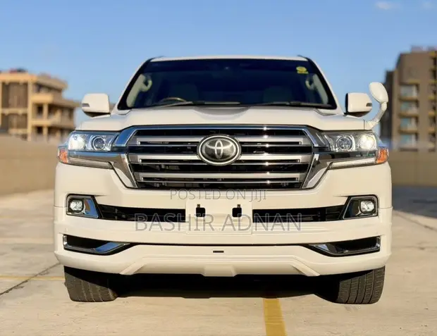 Toyota Land Cruiser 4.6 V8 ZX 2018 Nyeupe - 1