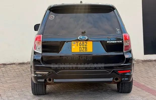Subaru Forester 2011 Nyeusi - 1