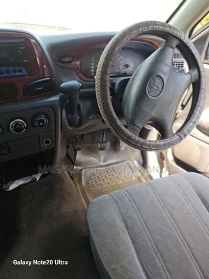 Toyota Noah 2001 Nyeupe