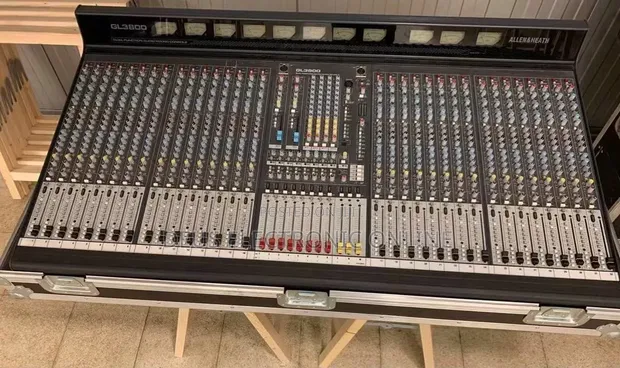 Allen & Heath Mixer 32ch na Case - 1