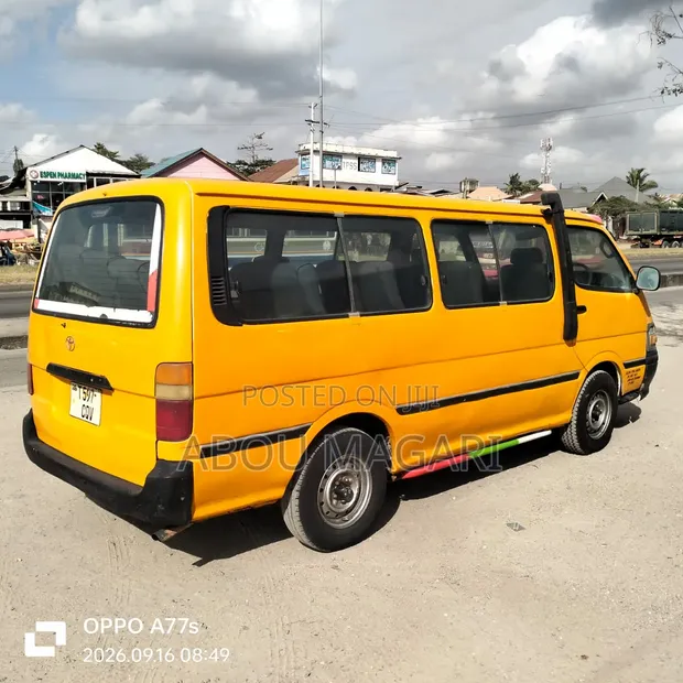 Toyota HiAce 1998 Yellow - 1