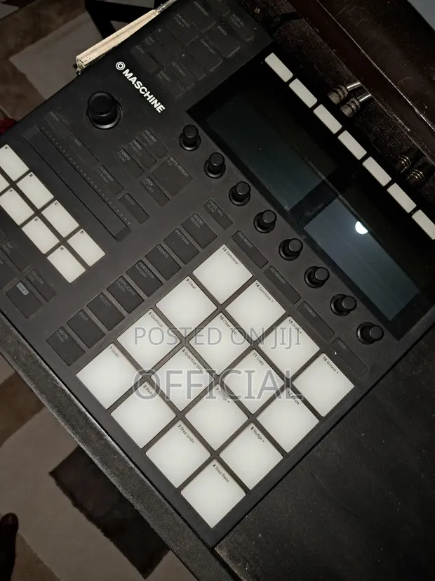 Native Instruments Maschine MK3 Beat Production Controller - 1