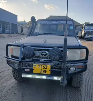 Toyota Land Cruiser Pickup 1999 Blue