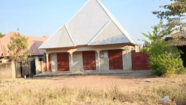 6-Bedroom House with Shops for Sale, Mwanza Ruchelele - 1