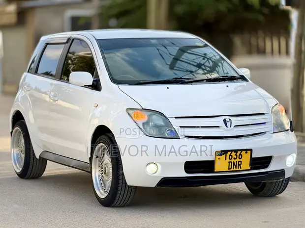 Toyota IST 2005 Nyeupe - 1