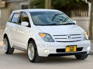Toyota IST 2005 Nyeupe