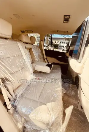 Toyota Land Cruiser LC300 ZX 2025 White