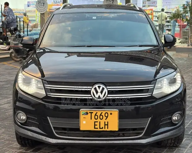 Volkswagen Tiguan 2011 Black - 1