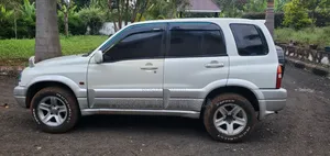 Suzuki Grand Vitara 2.0 1999 Nyeupe