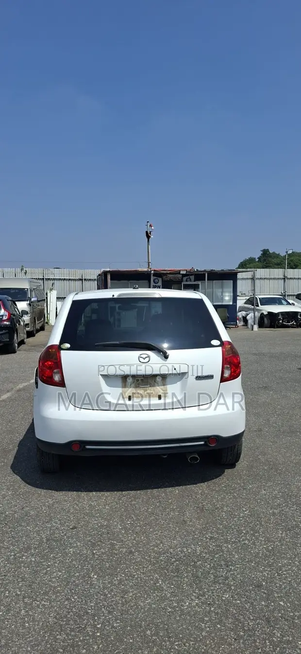 Mazda Verisa 2011 White - 1