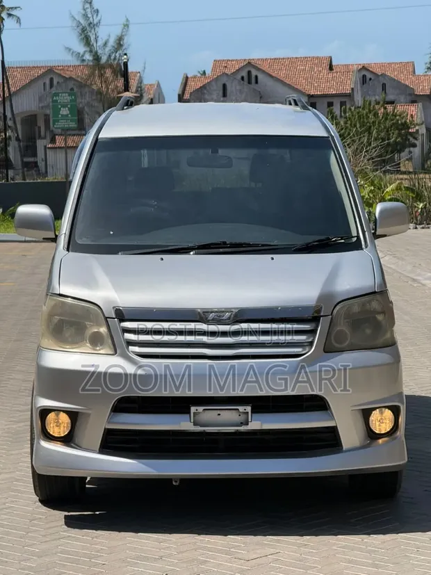 Toyota Noah 2003 Silver - 1
